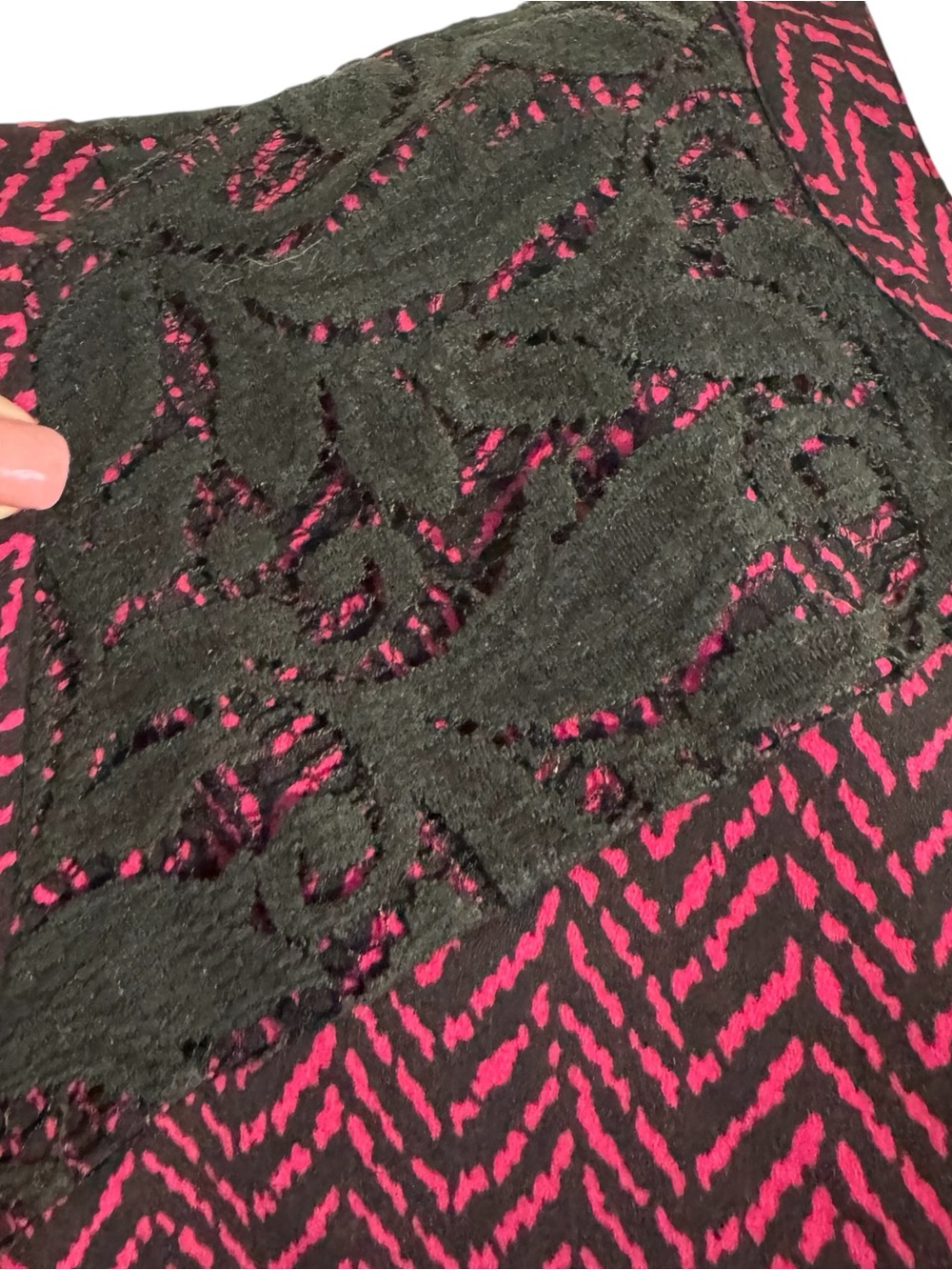 Catherine's Pink/Black Print Top with Black Lace Yoke PLUS: 2X Bin#14 - Picture 3 of 9